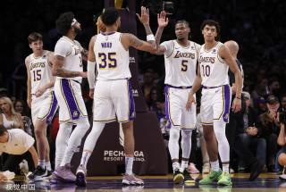 他的脚步移 他的脚步移